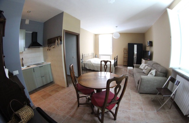 Cozy apartment inside the 1400 building "Torre degli Angeli."
