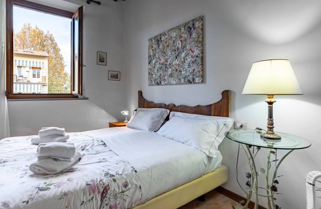 Cozy apartment of about 45 sqm, for up to 4 people, located on the 2nd floor with lift (NOT suitable for disabled people; some steps at the entrance) of a renovated ancient building. The apartment is located in the Piazza Ferrucci/Ponte San Niccolò, in