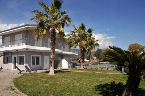 Cozy beach home in Faros, Raches