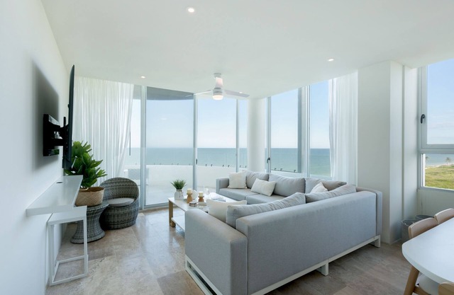 Cozy beachfront apartment with ocean views, pool and balcony