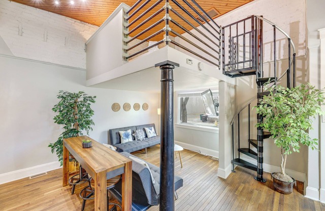 Cozy Boho-Chic Loft ~ 2 Mi to Downtown Cincinnati