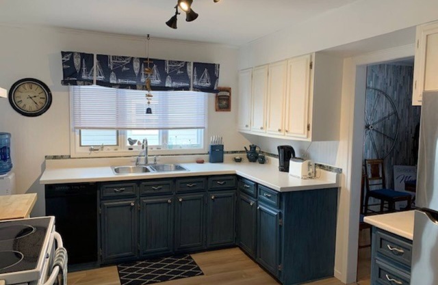 Cozy bungalow in downtown Lewisporte, watch the boats come from the front deck.