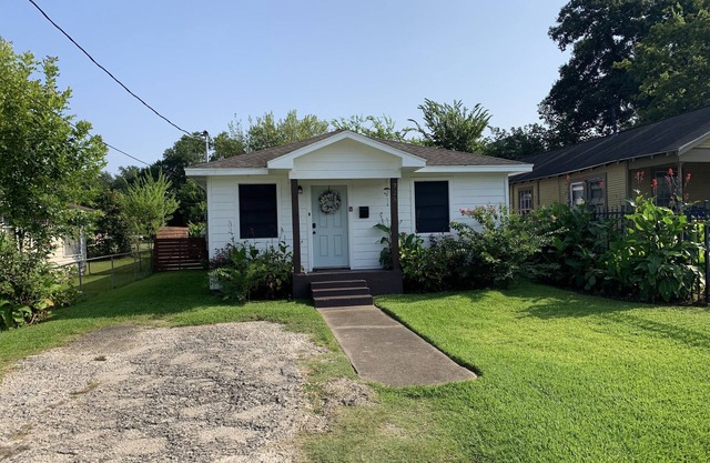 Cozy Bungalow in the Heights of Houston!