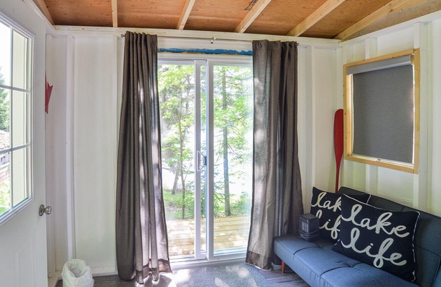 Cozy Cabin + Bunkie~lakefront~muskoka~watertoys