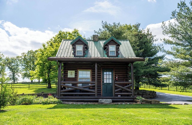 Cozy cabin in Amish country with hot tub and jacuzzi
