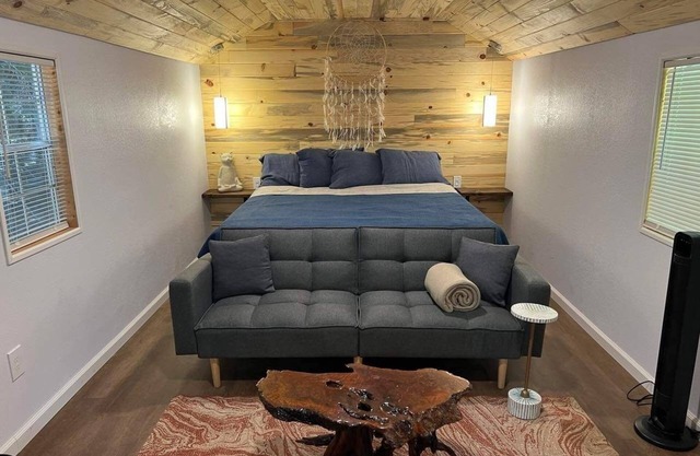 Cozy cabin in tranquil private forest retreat with miles of private hiking!
