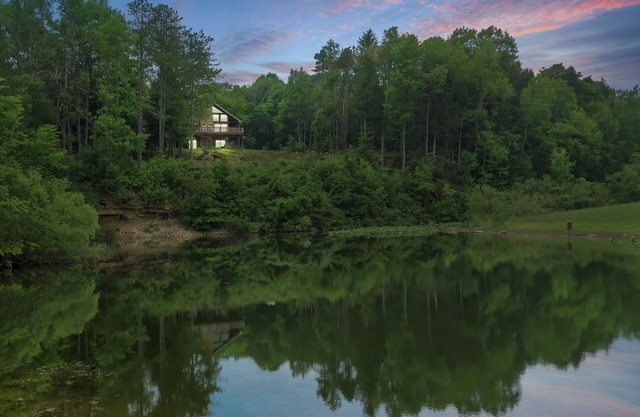 Cozy cabin retreat with private lake
