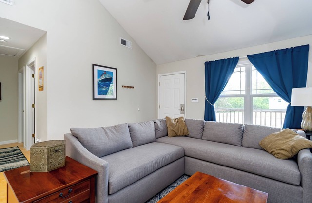 Cozy cabin w/pool & hot tub! Close to Taylorsville Lake Marina & Bourbon Trails