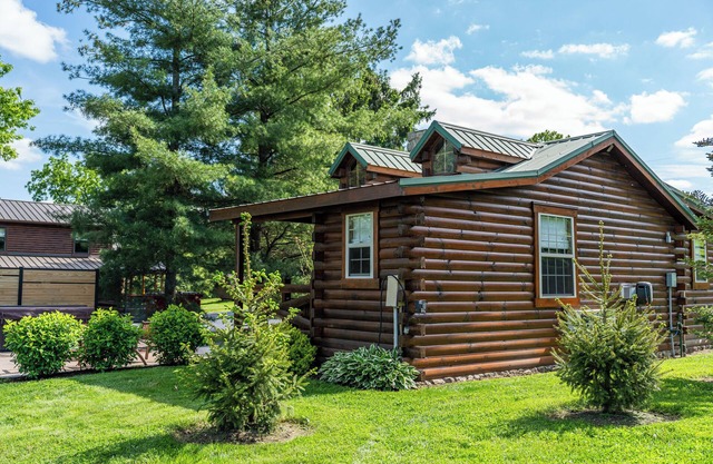 Cozy cabin with hot tub and jacuzzi, Amish Country