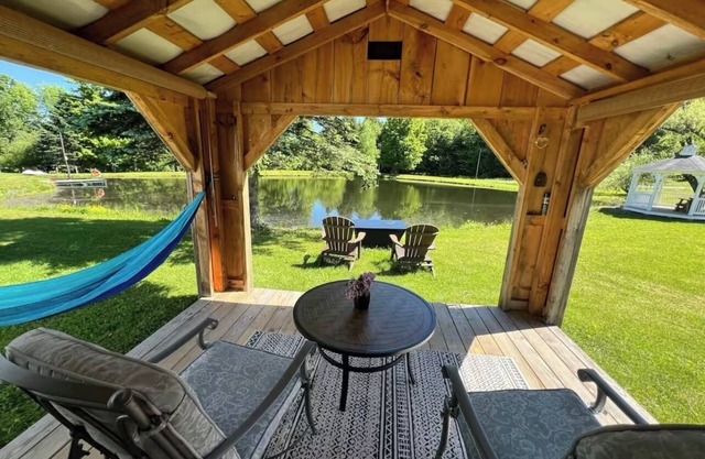 Cozy cabin with WiFi and AC in charming East Meredith