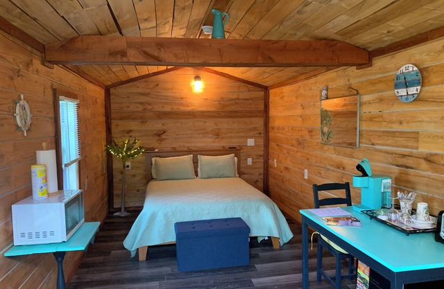Cozy cabin with WiFi and AC in serene Watkins Glen.