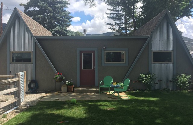 Cozy & clean single family home, pet-friendly, large fenced yard, walk downtown