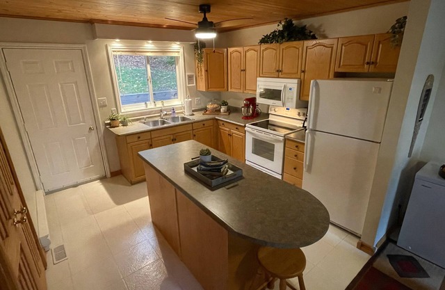 Cozy Coe Island Oasis