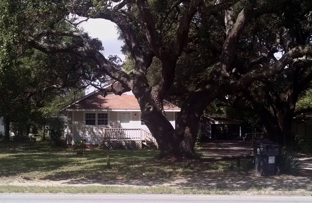 Cozy Cottage 1 mile from Holden Beach and Boat Launch. Dog Friendly!