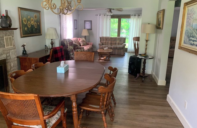 Cozy Cottage - 14 Mi. S. of Indianapolis in the Greenwood/Bargersville Area