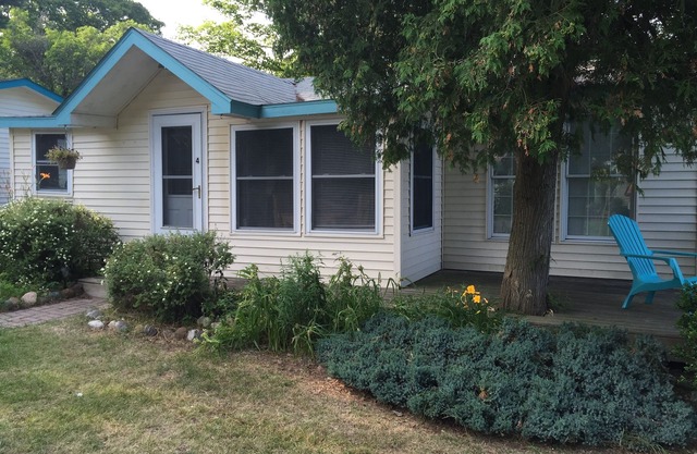 Cozy Cottage #4 overlooking beautiful Lake Huron