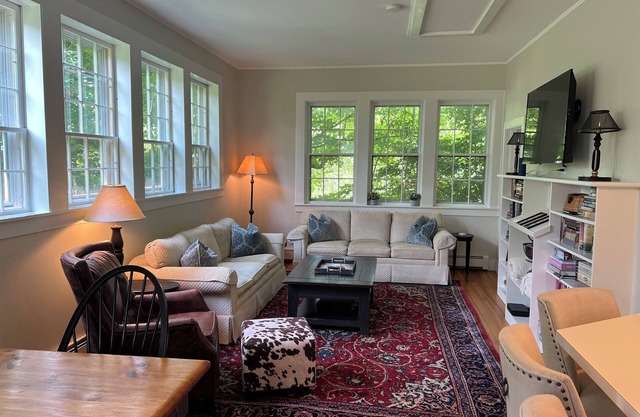 Cozy cottage in the Dorset Hollow. Mountain views, patio & stream. Pet friendly!