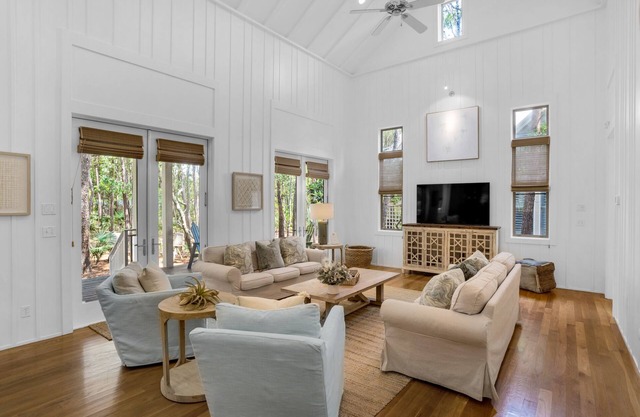 Cozy Cottage in WaterColor. Steps from Seaside, beach, pools and more!