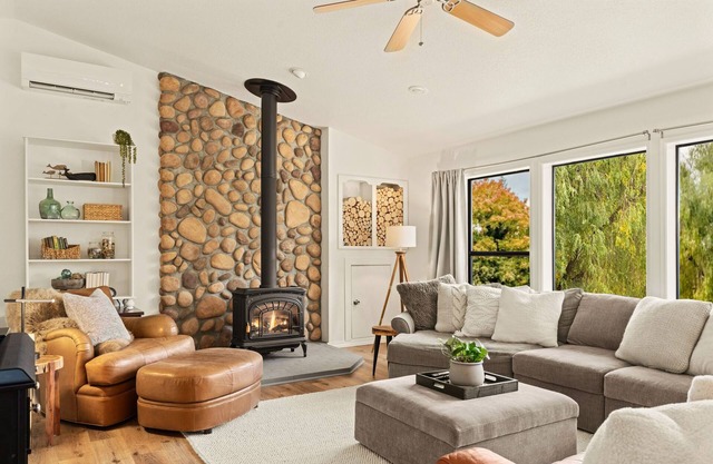 Cozy Cottage On the Puyallup River - Waterfront/Hot Tub