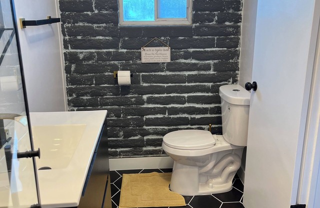 Cozy cottage studio in adorable Lake Montezuma with WiFi, AC, indoor fireplace