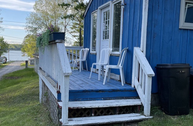 Cozy cottage within walking distance to Avalon Lake!
