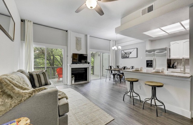Cozy Creekside Retreat! Close to the City + Nature + Creek + Pet friendly.