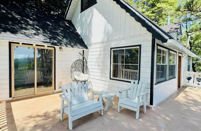 Cozy Crestline Cabin Getaway