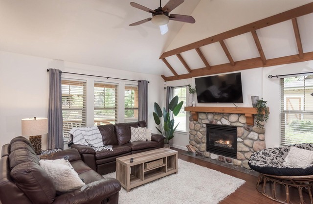 Cozy Cultus Cottage with Shared Pool and Hot Tub. Pet-Friendly!