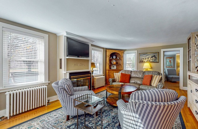 Cozy dog-friendly home, fenced yard, gas fireplace, BBQ, wifi, partial a/c, w/d