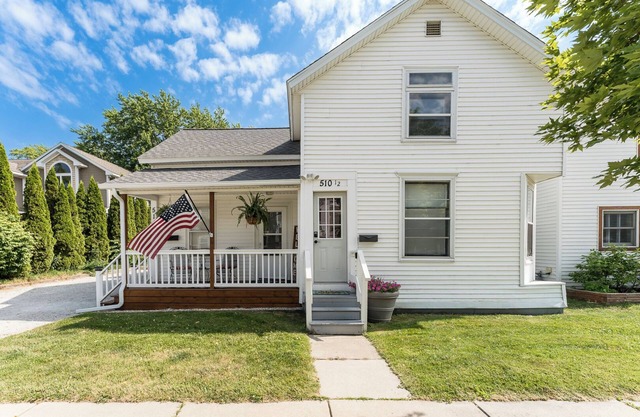 Cozy efficiency upper, a short walk downtown. Pet friendly with large backyard!