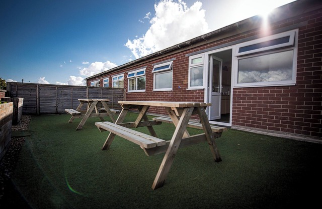 Cozy Family Apartment | Manchester Airport | Free Parking | Sleeps 8n