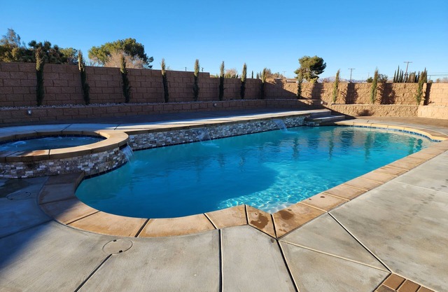 COZY FAMILY HOME WITH A POOL AND SPA