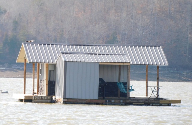 Cozy floating home with WiFi, AC in peaceful New Tazewell on Norris Lake