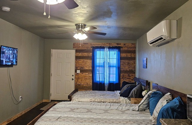 Cozy Guest Room in awesome Kingston with AC close to lake Texoma Lots of parking