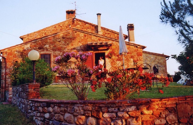 COZY HILLTOP APARTMENT WITH PRIVATE GARDEN BETWEEN SIENA AND VOLTERRA