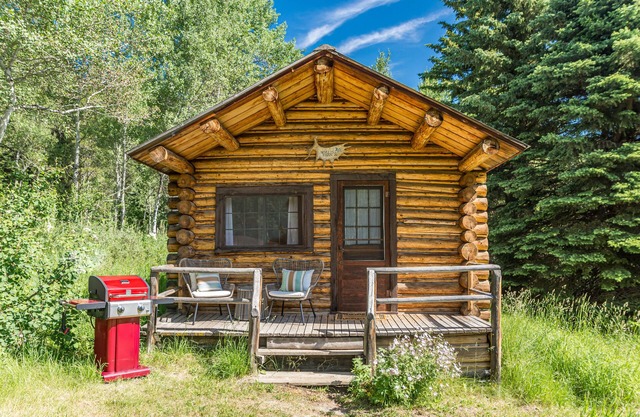 Cozy Historic Log Cabin on Trail Creek Ranch