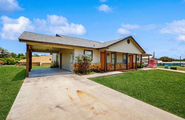 Cozy home, close to LBJ with full kitchen, living room, patio and WIFI