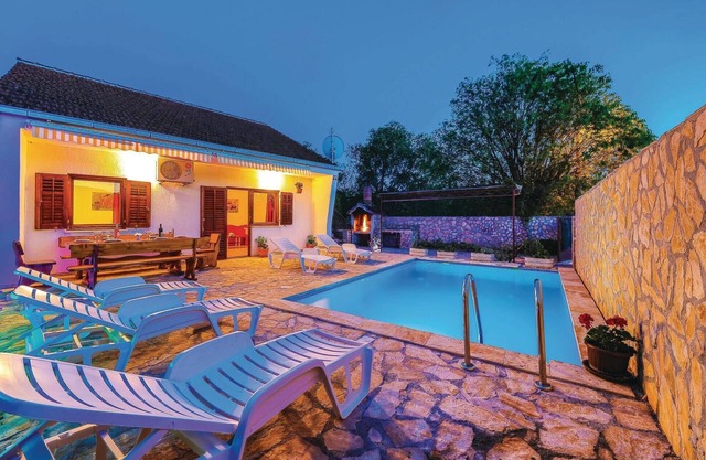 Cozy home in Primorski Dolac with WiFi