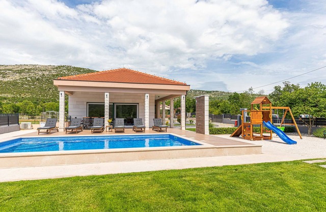 Cozy home in Primorski Dolac with WiFi