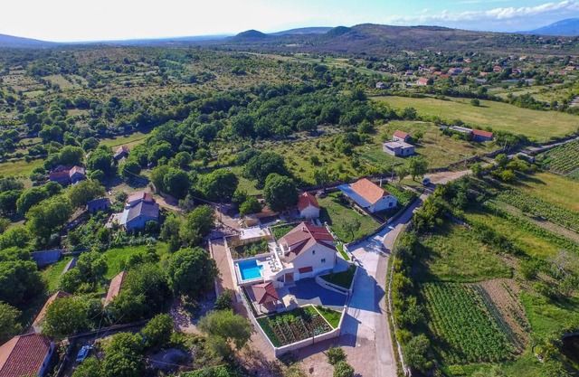Cozy home in Unesic with sauna