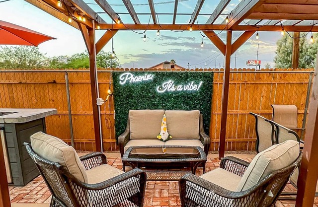 Cozy Home w/Yard & Outdoor Kitchen 5 min. Drive to Downtown & Airport