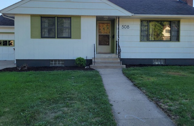 Cozy home with large backyard located 2 blocks from downtown