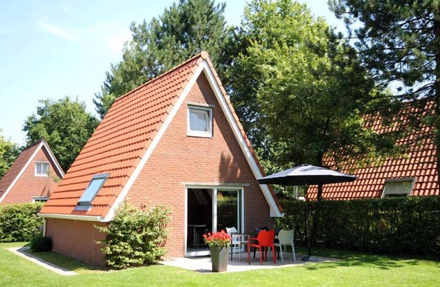 Cozy house in a holiday park in Sint Nicolaasga/Langweer (Free Wifi)