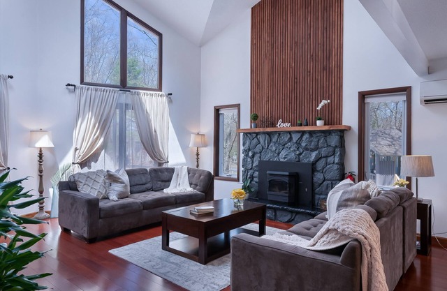 Cozy House with a Lovely Treehouse. 7-Person Hot Tub. Pet Friendly. Hiking. Lake