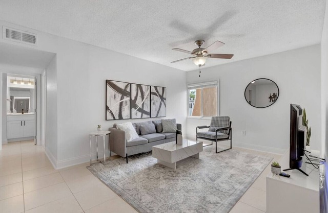 Cozy King APT near Bayshore! Pool/gym/FREE parking