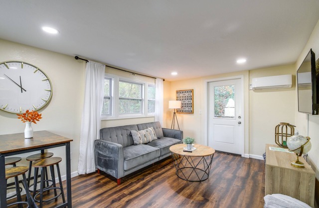 Cozy Knoxville Cottage w/Deck, Grill, Fire Pit!