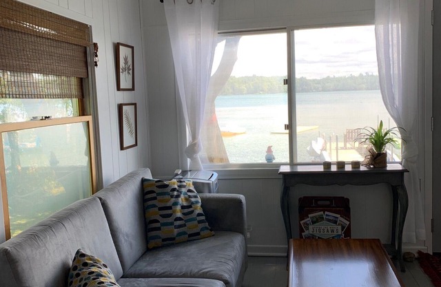 Cozy Lakefront Cottage on Quiet Family Friendly Lake!