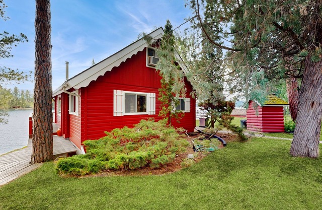 Cozy lakefront log cabin with lake views, vintage decor, & dock