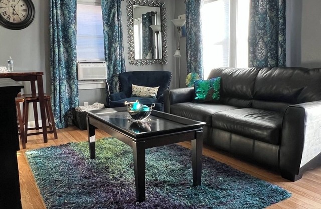 Cozy little getaway in the heart of the city. A short drive from Galena.