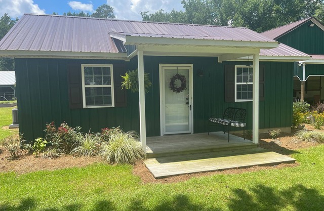 Cozy little guest house on Turkey Creek Farm!